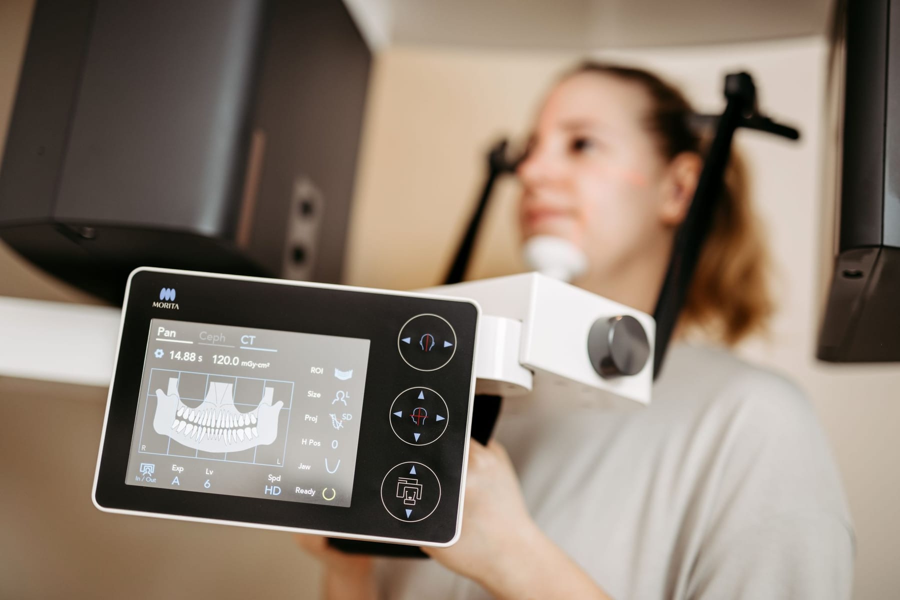 Digitales Röntgengerät der ZahnMEISSterei mit Bedienfeld im Vordergrund